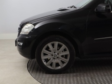 Mercedes Klasa M W164 Off-roader Facelifting 3.0 V6 (350 CDI) 231KM 2010 Mercedes ML ML 350 CDI, 227 KM, 4X4, Automat, zdjęcie 14