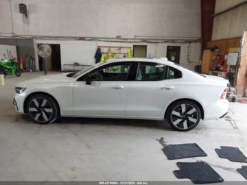 Volvo S60 III 2024 Volvo S60 Recharge Plug-In Hybrid T8 Core Dark Theme 2024 2.0l 2.0 Hybryda, zdjęcie 2