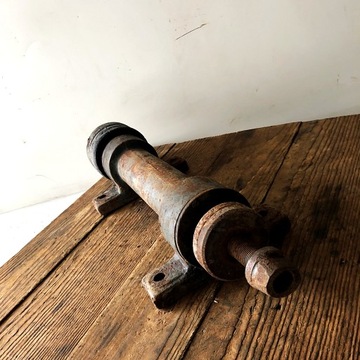 Старый ролик с подшипниками для циркулярной пилы.