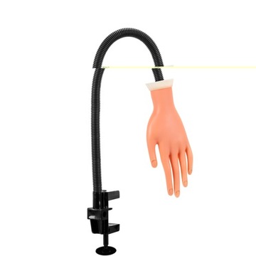 Рука практикуется, изучая советы по маникюру и ногтям