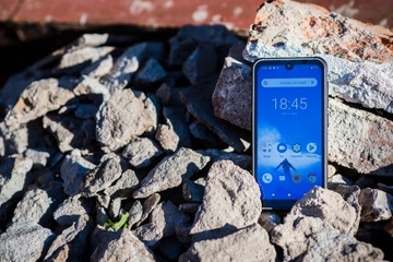 Телефон Maxcom Strong MS572 с бронированным стеклом Gorilla Glass