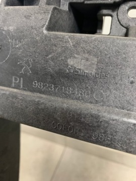 УСИЛИТЕЛЬ ПЕРЕДНЕГО РЕМНЯ БЕЗОПАСНОСТИ PEUGEOT CITROEN 9823718480