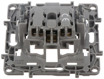 LEGRAND NILOE Одинарная розетка IP44, белый 764537
