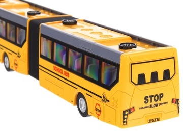 Желтый автомобиль с шарнирно-сочлененным городским школьным автобусом на радиоуправлении и дистанционным управлением