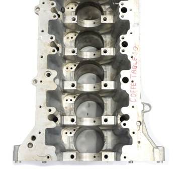 6-цилиндровый блок двигателя BMW на столе