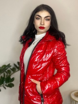 Весенняя куртка стегала капюшоном