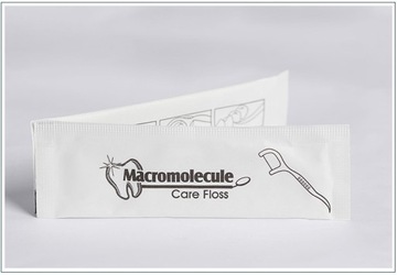 Белая зубная нить в индивидуальной упаковке
