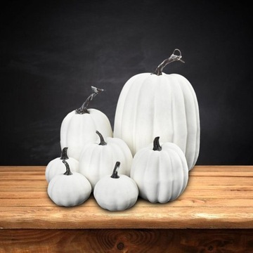 14. Искусственные тыквы учатся осеннему декорированию.