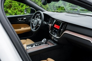 Volvo V60 II  Kombi Facelifting 2.0 B4 B 197KM 2025 Volvo V60 Ultra Dark B4 Mild hybrid Benzyna 197+14, zdjęcie 24