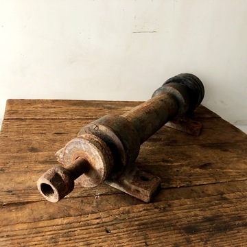 Старый ролик с подшипниками для циркулярной пилы.