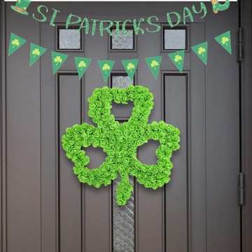 СТ. Венок ко Дню Святого Патрика Висит венок на дверь