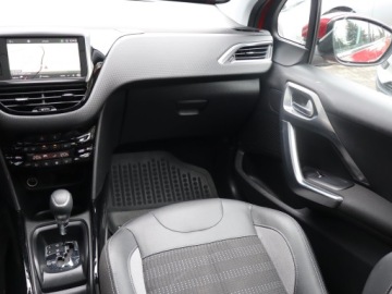 Peugeot 2008 I SUV Facelifting 1.2 PureTech 110KM 2018 Peugeot 2008 1.2 PureTech, Salon Polska, zdjęcie 7