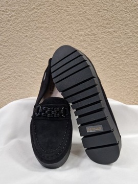 ЧЕРНЫЕ ЗАМШЕВЫЕ МОКАСИНЫ, УКРАШЕННЫЕ МЕТАЛЛИЧЕСКИМ БУСИНОМ GOODIN Размер 39