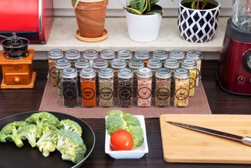 НАБОР ОРГАНИЗАТОРА ДЛЯ СПЕЦИЙ ИЗ 24 БАНОК 120 МЛ + ЭТИКЕТКИ + АКСЕССУАРЫ