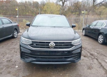 Volkswagen Tiguan II 2023 Volkswagen Tiguan 2023, 2.0L, SE R-LINE BLACK, od ubezpieczalni 2.0 Benzyna, zdjęcie 4