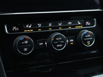 Volkswagen Golf VII Hatchback 3d Facelifting 1.5 TSI BMT 130KM 2018 VW Golf 1.5 TSI, Salon Polska, Klima, Klimatronic, zdjęcie 17