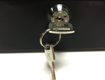 ЗАКРЫТАЯ ДЕНЕЖНАЯ КОРОБКА, КЛЮЧ, КОНТЕЙНЕР