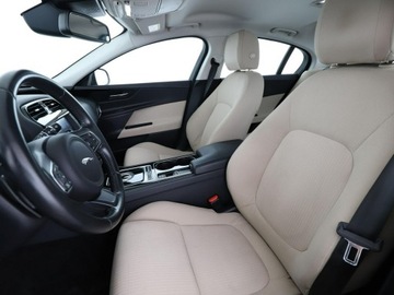 Jaguar XE Sedan 2.0 i4 180KM 2015 Jaguar XE 20d Pure Automat Klimatronik Nawigacja, zdjęcie 12