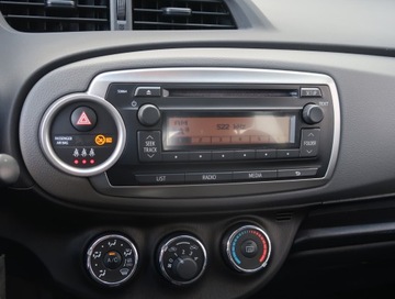 Toyota Yaris III Hatchback 5d Facelifting 1.33 Dual VVT-i 99KM 2014 Toyota Yaris 1.33 Dual VVT-i, Salon Polska, Klima, zdjęcie 11