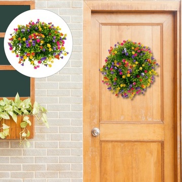 Искусственная стена с венком из зеленых цветов