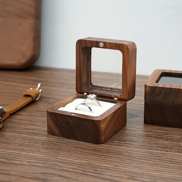 Коричневая коробочка с подушечкой для обручальных колец.