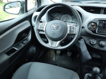 Toyota Yaris III Hatchback 5d Facelifting 2017 1.0 VVT-i 72KM 2020 Toyota Yaris 1.0 VVT-i, Salon Polska, zdjęcie 6