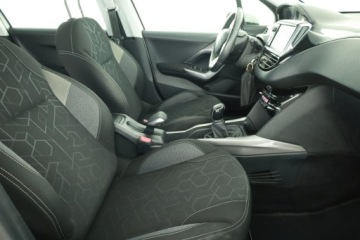 Peugeot 2008 I SUV Facelifting 1.2 PureTech 110KM 2017 Peugeot 2008 1.2 PureTech, Salon Polska, zdjęcie 6