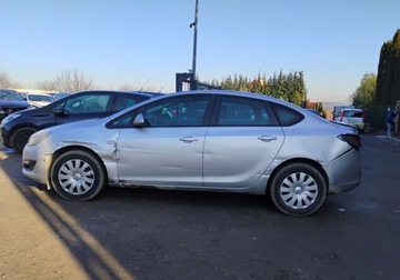 Opel Astra J Sedan 1.6 CDTI ecoFLEX 110KM 2015 Opel Astra 2015. SALON POLSKA. 1.6 CDTI. Uszkodzony tyl i lekko lewy bok., zdjęcie 19