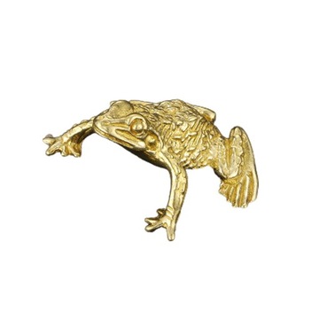 Miniaturowa figurka z mosiężną żabą na stole