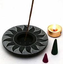 Podstawka pod kadzidła z czarnego kamienia mydlanego Motyw Słońca