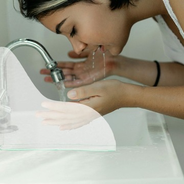 Акриловый угловой брызговик для ванны и душа.