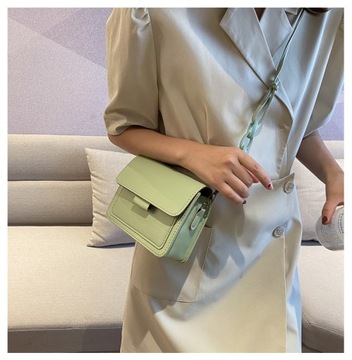 Женская маленькая сумка через плечо от модного бренда черного цвета.