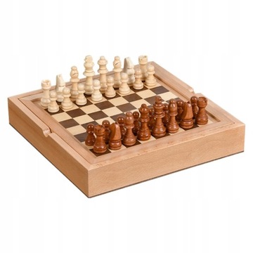 Zestaw szachów z drewna o wyraźnym usłojeniu
