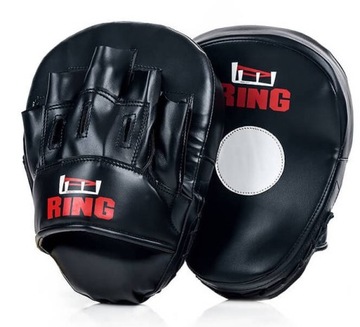 Лапы тренера, черные боксерские диски, тренировочные поплавки.