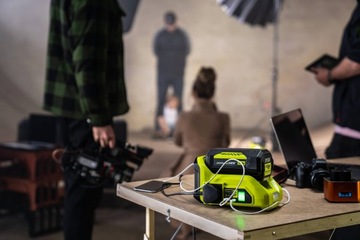 RYOBI АККУМУЛЯТОРНЫЙ ПРЕОБРАЗОВАТЕЛЬ 36 В 300 Вт НАПРЯЖЕНИЕ 2 USB-ПОРТА RY36BI300A-0