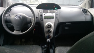 Toyota Yaris II Hatchback 5d 1.0 VVT-i 69KM 2006 TOYOTA YARIS, zdjęcie 8