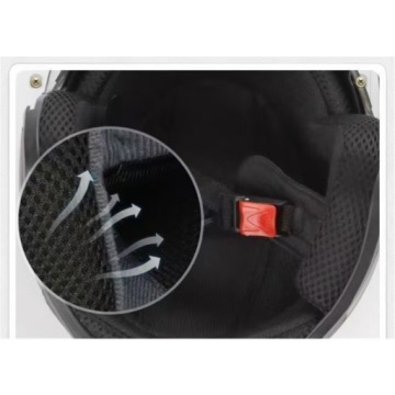 Открытый мотоциклетный шлем черного цвета с козырьком и визором