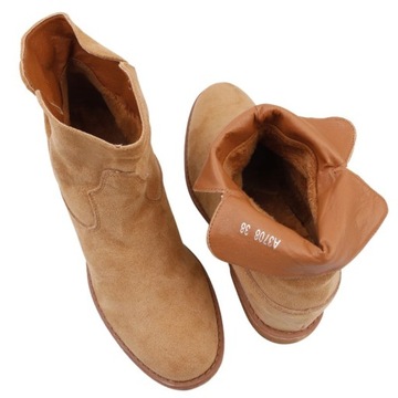 Женские ботинки изолированы с скрытыми клиньями зимние замшевые туфли верблюда