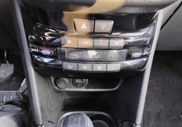 Peugeot 2008 I SUV Facelifting 1.2 PureTech 110KM 2017 Peugeot 2008 2017r, SALON POLSKA, 1.2 Benzyna. Lekko uszkodzony przod. Jez, zdjęcie 14