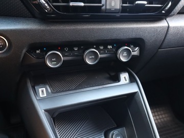 Citroen C4 III SUV 1.2 PureTech 156KM 2021 Citroen C4 1.2 PureTech, Salon Polska, Serwis ASO, zdjęcie 19