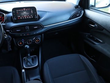 Fiat Tipo II Hatchback 1.6 MultiJet 120KM 2017 Fiat Tipo 1.6 MultiJet, Automat, Navi, Klima, zdjęcie 7