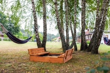 ДЕРЕВЯННАЯ ПЕСОЧНИЦА, ПРОПИТАННАЯ, 100 СМ, ЗАКРЫТАЯ С СКАМЬЯМИ + АКСЕССУАРЫ