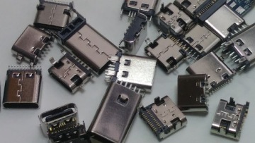 Набор из 30 различных разъемов USB-C типа C.