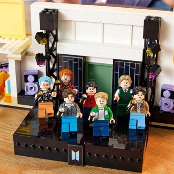 Набор кубиков LEGO Ideas BTS Dynamite K-Pop Boys Band 21339