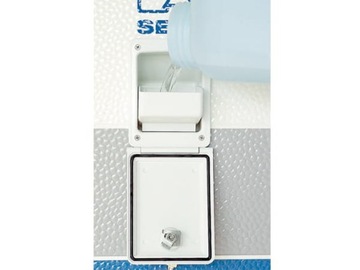 Патрубок для залива воды с воронкой и белой заслонкой для шланга диаметром 40 мм, запирается на ключ.