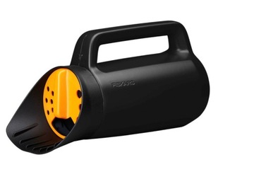 Сеялка-разбрасыватель Fiskars для песка и солевых удобрений