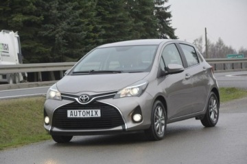 Toyota Yaris III Hatchback 5d Facelifting 1.33 Dual VVT-i 99KM 2015 Toyota Yaris 1.33 Benzyna nawi hak kamera cofania, zdjęcie 2
