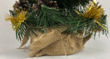 РОЖДЕСТВЕНСКАЯ ЕЛКА С УКРАШЕНИЯМИ НА СТОЛБИК, ПРАЗДНИЧНОЕ украшение