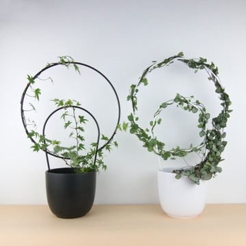 Сферическая опора для цветов растений, белый столб