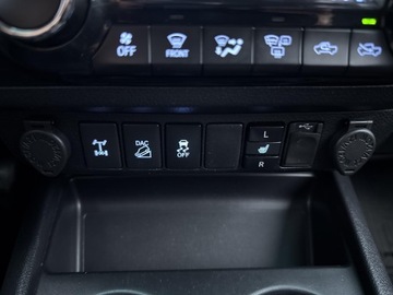 Toyota Hilux VIII Podwójna kabina 2.4 D-4D 150KM 2020 Toyota Hilux 2.4 D-4D Double Cab SR5 4x4 2.4 D-4D, zdjęcie 25